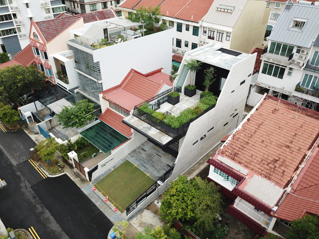 Một nhà thờ tại khu vực Everitt Rd N, Singapore đã được cải tạo với kiến trúc ruộng bậc thang độc đáo, thu hút sự quan tâm của các đại gia bất động sản. Được biết, quá trình thi công kéo dài 7 năm, và mới hoàn thiện cách vào tháng 9 năm 2017.