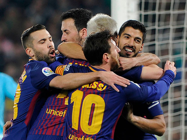 Barca thoát số phận Real: Trọng tài ”biếu” vé vào bán kết?