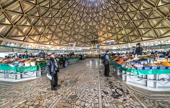 Các gian hàng được bày chủ yếu trong tòa nhà có mái che hình vòm – kiến trúc thường thấy ở Uzbekistan. Sàn được lát gạch với hoa văn bắt mắt, sạch sẽ. Các quầy hàng được sắp đặt gọn gàng, ngay ngắn, tạo lối đi rộng rãi cho khách.