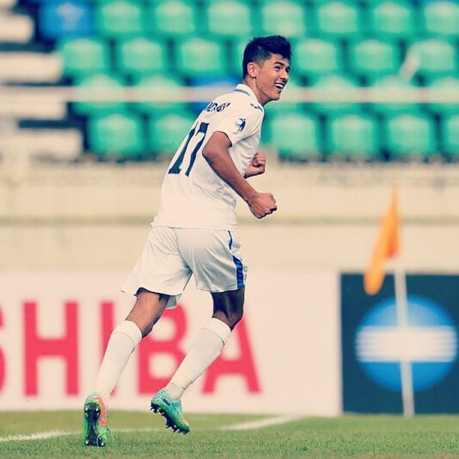 Cận cảnh vẻ “đẹp trai lồng lộng” của 2 cầu thủ U23 Uzbekistan - 1