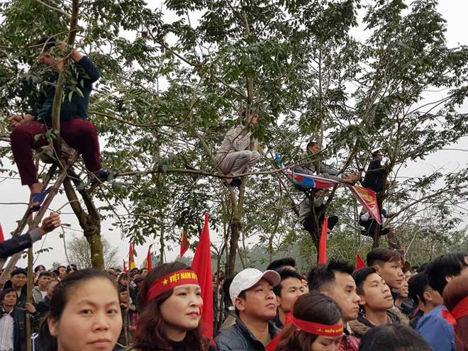 CĐV khóc nức nở tại nhà Quang Hải khi U23 Việt Nam &#34;tuột vàng&#34; - 14