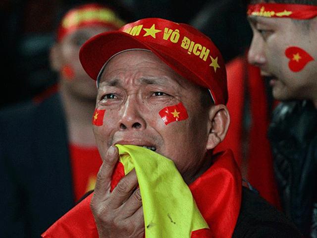 Cổ động viên khóc như mưa sau khi đội tuyển U23 Việt Nam thua ở phút chót