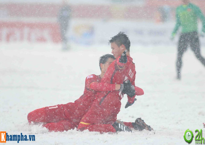 &#34;Siêu nhân&#34; Quang Hải vẽ cầu vồng trong tuyết, triệu fan Việt Nam &#34;lên đỉnh&#34; - 2