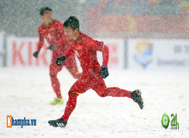 &#34;Siêu nhân&#34; Quang Hải vẽ cầu vồng trong tuyết, triệu fan Việt Nam &#34;lên đỉnh&#34; - 1