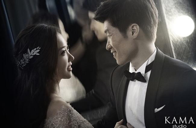 Trong showbiz Hàn, cầu thủ Park Ji Sung và cô vợ MC Kim Min Ji nức tiếng, được coi là cặp đôi "mỹ nhân - quái thú".