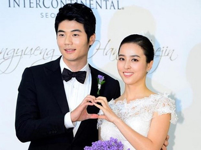 Ki Sung Yueng và Han Hye Jin là cặp đôi cầu thủ - người đẹp showbiz&nbsp;được hâm mộ nhất Hàn Quốc. Chàng là cầu thủ số 1 Hàn Quốc, còn nàng là diễn viên kiêm người mẫu nổi tiếng.