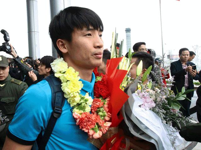 Khoảnh khắc những ”người hùng” U23 Việt Nam xuất hiện tại Nội Bài