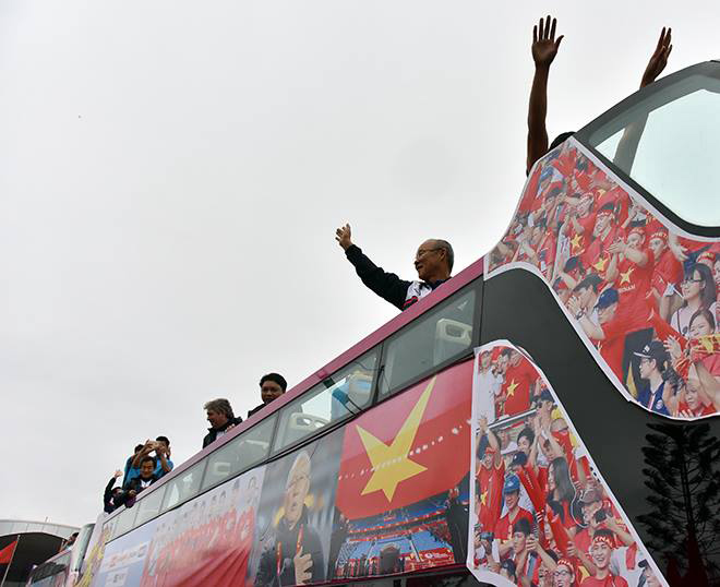 Clip: U23 Việt Nam diễu phố trên xe buýt mui trần, triệu người phấn khích - 1