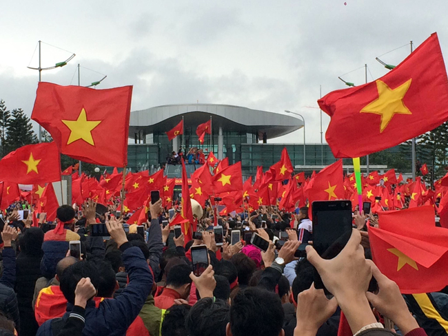 Hình ảnh ngọn cờ Tổ quốc phấp phới tung bay trong gió này là hình ảnh thường thấy ở Việt Nam sau đại thắng. Hôm nay cũng vậy, khi cả dân tộc mừng vui đón những đứa con ưu tú trở về từ Trung Quốc sau chiến công vang dội ở đấu trường U23 Châu Á.