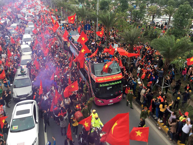 Rời khỏi sân bay, 2 chiếc xe buýt 2 tầng chở theo đội tuyển U23 Việt Nam như bơi trong một dòng sông cờ đỏ. Giây phút này đã khiến bao CĐV xúc động đến rơi lệ.