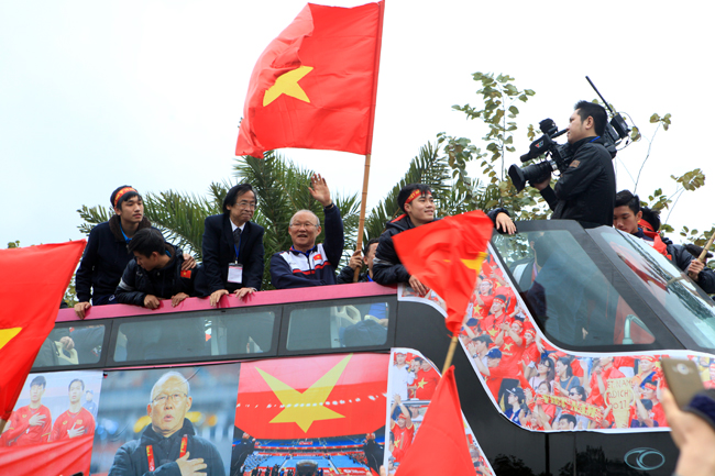 Đây chính là người đã chèo lái, đưa &#34;con thuyền U23 Việt Nam&#34; ra đến biển lớn và tạo nên cơn địa chấn trong làng bóng đá. Ông, với bản tính khiêm nhường, đã xua tay khi người hâm mộ đưa về phía ông lá cờ của quê hương Hàn Quốc.