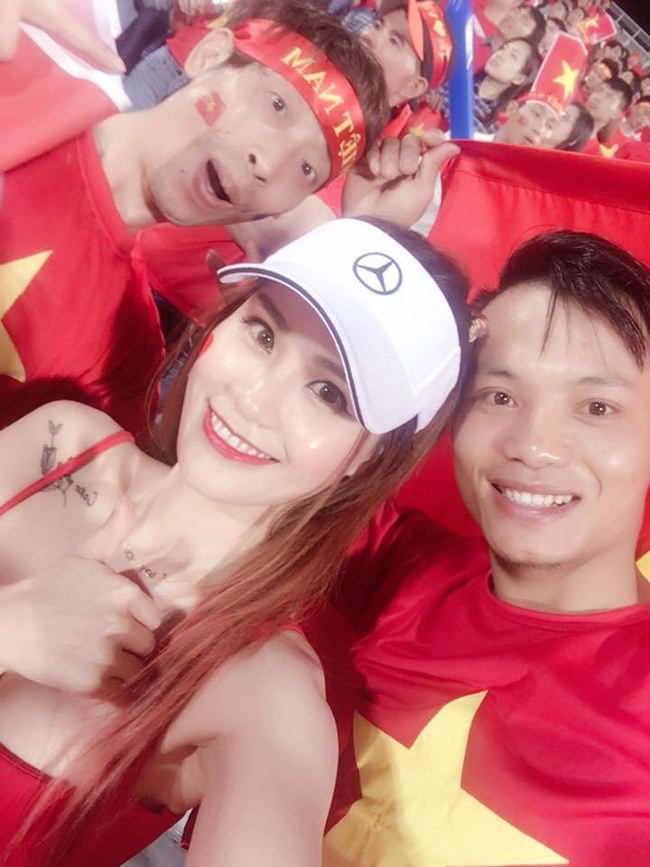 Và trong trận đấu bán kết của U23 Việt Nam đối đầu với U23 Qatar, cô nàng xinh đẹp này nhanh chóng lọt vào ống kính của rất nhiều người