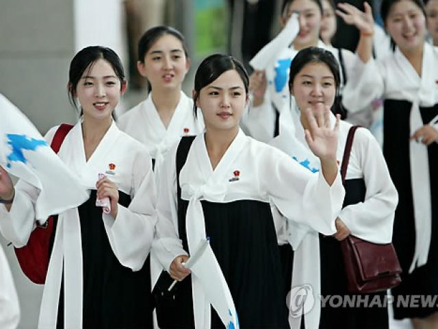 Đội quân mỹ nữ Triều Tiên cổ vũ cho cả Hàn Quốc ở Olympic