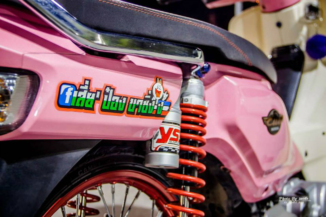 Cận cảnh giảm xóc sau của Honda Dream.