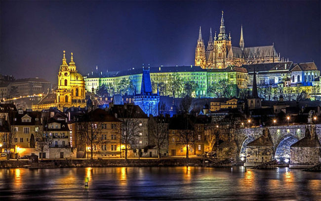 6. Prague, Cộng hòa Séc: Một trong những thành phố đẹp nhất ở Đông Âu càng thêm lấp lánh trong những tháng mùa đông. Mùa đông khiến cho Prague đông du khách hơn đến để trượt băng cũng như thưởng thức các món ăn ngon, rượu vang…