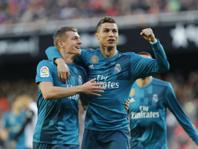 Tiêu điểm V21 La Liga: Ronaldo cú đúp 11m, Messi đá phạt thần sầu cứu Barca