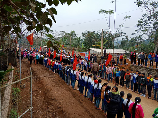 Cả làng hát “Vũ điệu rượu cần” chào đón anh em Bùi Tiến Dũng - 3