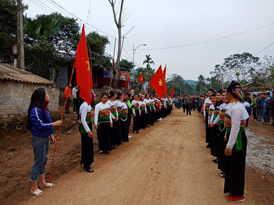 Cả làng hát “Vũ điệu rượu cần” chào đón anh em Bùi Tiến Dũng - 4