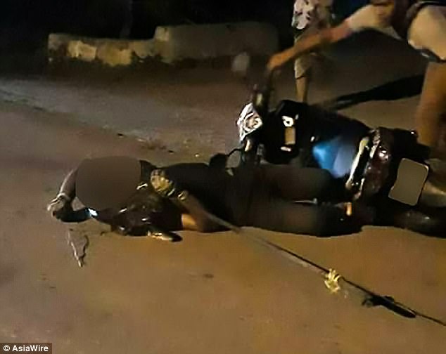 Malaysia: Bắt được trăn &#34;khủng&#34;, trên đường về bị siết cổ đến chết - 1
