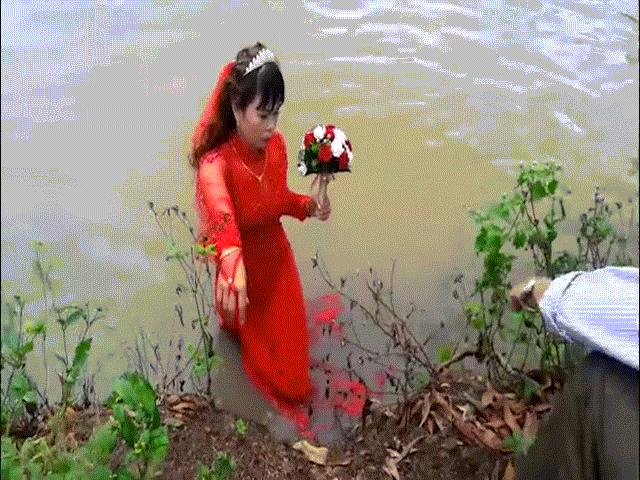 Rước dâu trên sông, cô dâu chú rể bị lật xuồng ướt sũng