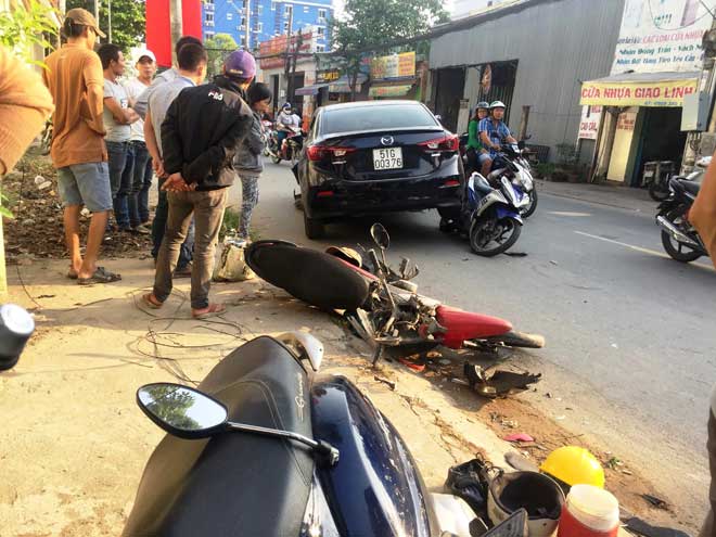 “Xế hộp” đại náo trên phố Sài Gòn, xe máy văng tứ tung - 1