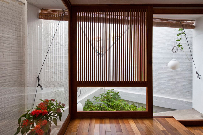 Các không gian trong nhà được bố trí gọn gàng, sử dụng chủ yếu chất liệu gỗ, mang đến vẻ đẹp hiện đại, tinh tế.