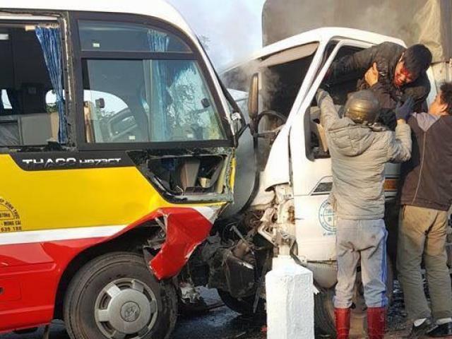 Xe tải đâm xe buýt, 2 người chết, 8 người bị thương