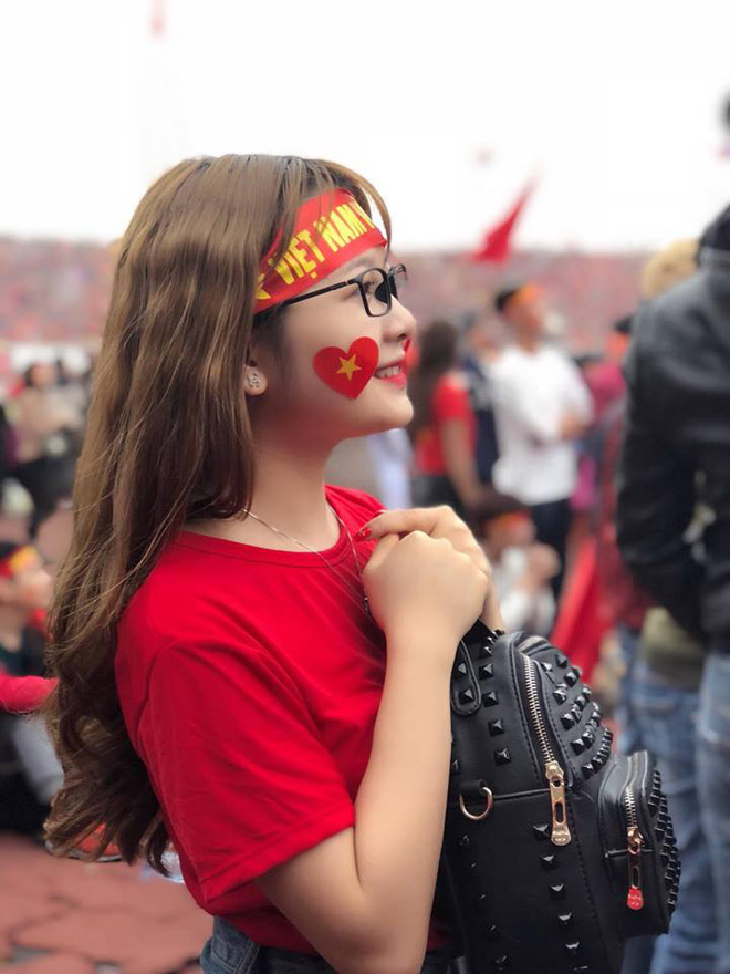Đi xem U23 Việt Nam đá, cô gái trẻ bất ngờ nổi tiếng vì quá xinh - 1