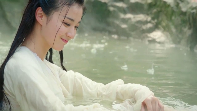 Cảnh tắm của Liễu Tích Âm (Vương Sở Nhiên đóng) trong phim "Tướng quân ở trên, ta ở dưới" nhận được cơn mưa lời khen của khán giả.