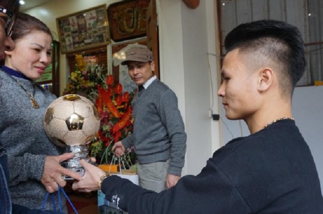 Tiết lộ bất ngờ về món quà Quang Hải tặng bố mẹ khi về thăm nhà - 1