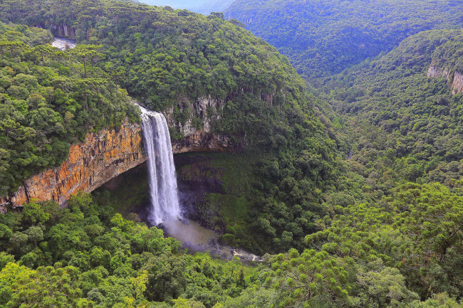 Nước chảy xuống hẻm núi khổng lồ ở Brazil, tại điểm giáp với biên giới Uruguay và Argentina.