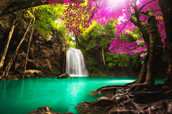 Cây nhiều sắc màu bao quanh một dòng thác nhỏ trong vườn quốc gia Erawan ở Thái Lan.