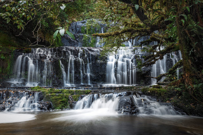 Thác nước 3 tầng Purakaunui nằm trên sông cùng tên ở New Zealand.