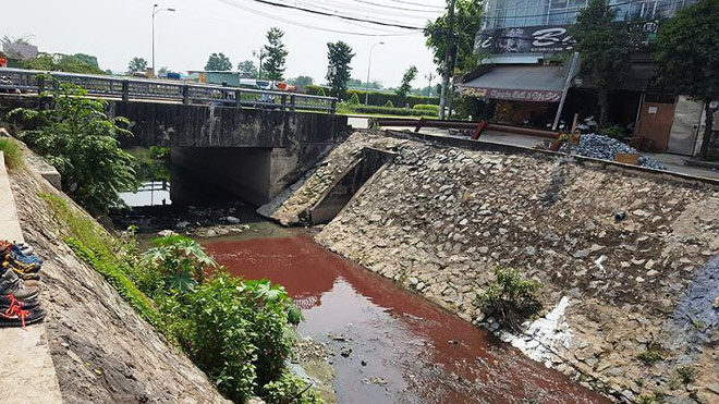 Kinh ngạc với màu nước kênh gần sân bay Tân Sơn Nhất - 1