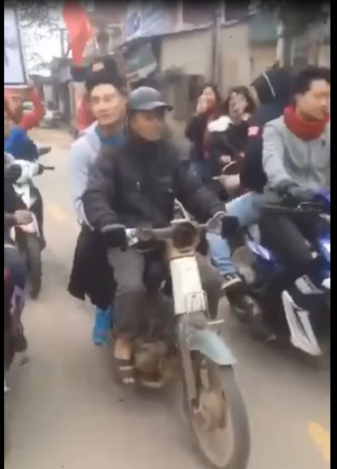 Thủ môn U23 Việt Nam: Bỏ xe sang đi xe máy cà tàng về quê nghèo - 1