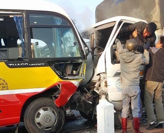 Xe tải đâm xe buýt, 2 người chết, 8 người bị thương - 1