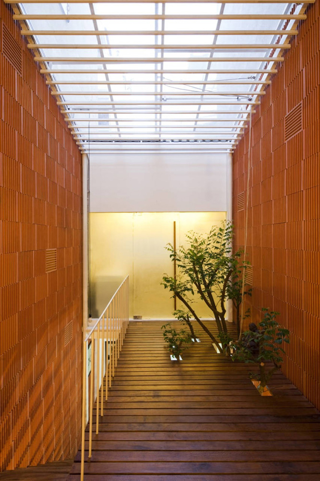Sàn nhà bằng hệ lam kim loại và gỗ giúp ánh sáng phân bổ xuống các không gian bên dưới một cách dễ dàng.