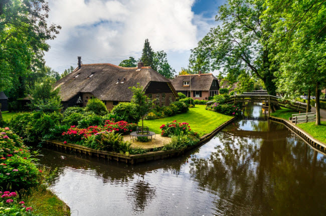 Giethoorn, Hà Lan: Giethoorn là một trong những ngôi làng đẹp và rực rỡ nhất ở Hà Lan và con được gọi là “Venice của Hà Lan”. Ngôi làng nằm dọc hệ thống kênh dẫn nước với tổng chiều dài gần 7km. Người dân ở đây phần lớn sử dụng thuyền với động cơ điện và xe đạp.