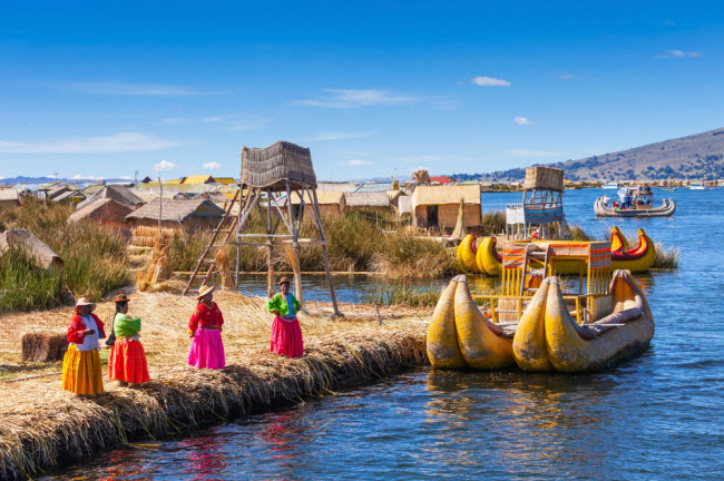 Đảo nổi Hồ Titicaca, Bolivia, Perú: Nằm trên đường biên giới giữa Peru và Bolivia, hồ Titicaca có 42 hòn đảo nổi và là nơi sinh sống của bộ tộc Uru. Các ngôi nhà ở đây được xây dựng từ thân cây lau. Mặc dù nằm tách biệt với thế giới văn minh, người dân ở đây vẫn sử dụng các tấm pin mặt trời để phát điện xem tivi.