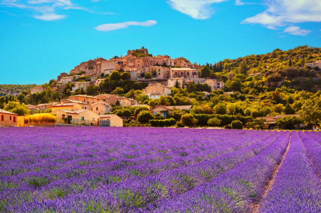 Simiane-La-Rotonde, Pháp: Ngôi làng ở Provence nổi tiếng với bầu trời xanh, cánh đồng hoa oải hương, dãy núi An-pơ, các món ăn địa Trung Hải và các lễ hội âm nhạc mùa hè. Điểm du lịch hấp dẫn nhất ở đây là lâu đài Château des Agoult được xây dựng từ thế kỷ thứ 12.