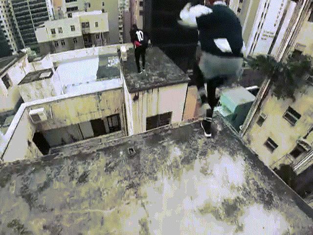 Video: Thót tim cảnh nhảy qua tòa nhà 17 tầng ở Hong Kong