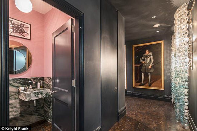 Phòng tắm dành cho khách của gia đình được bao phủ bởi sắc hồng trang nhã
