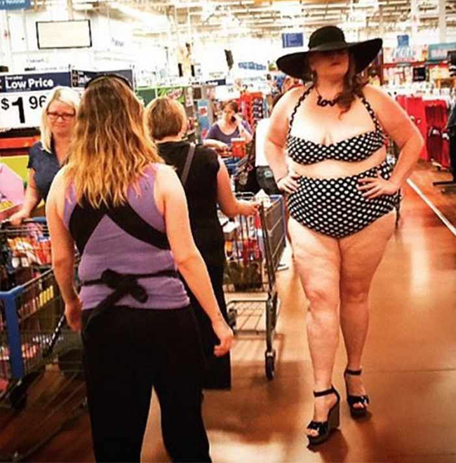 Đi siêu thị là phải mặc thật "dị" người ta mới để ý.