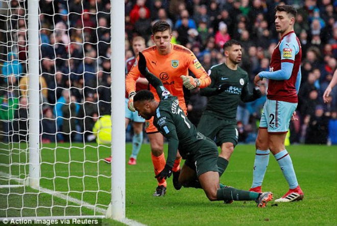 &#34;Thảm họa&#34; Sterling: Bỏ lỡ khó tin, Man City nuốt hận - 4