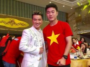 Đời sống Showbiz - Đàm Vĩnh Hưng xin chữ ký cầu thủ U23 vào chiếc áo &quot;độc nhất vô nhị&quot;