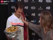 Thể thao - Federer vô địch 20 Grand Slam ngớ người: Bị nữ nhà báo &quot;sàm sỡ&quot;