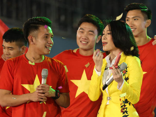 Mỹ Tâm thoa son của Hồng Duy U23 Việt Nam trên sân khấu