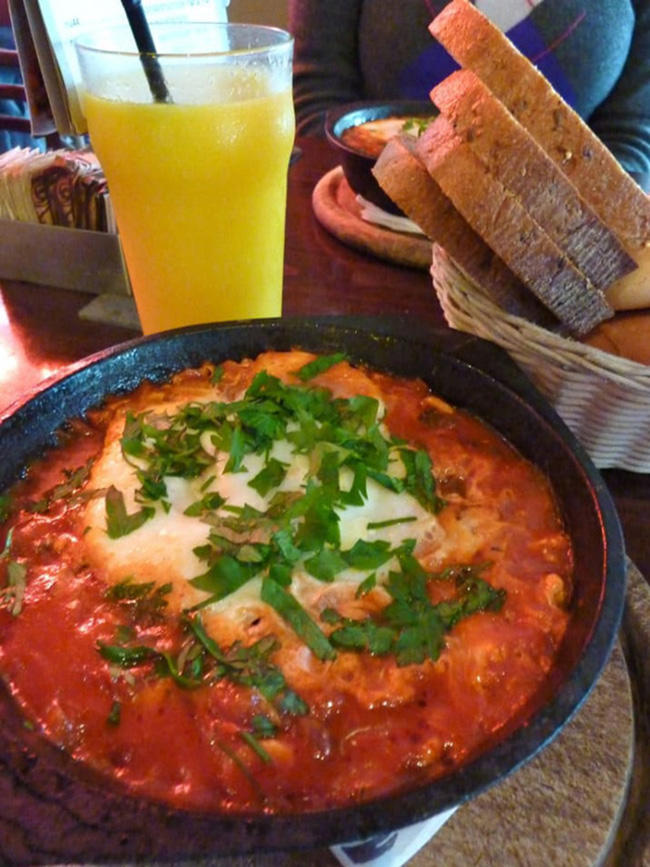 20. Israel: Shakshuka là một món ăn sáng phổ biến ở Israel. Nó được chế biến từ trứng và nước sốt cà chua. Bên cạnh đó, pho mát, trứng tráng, cá ngừ, bánh mì phết bơ hoặc mứt, salad cũng là những món ăn sáng điển hình tại đất nước này.