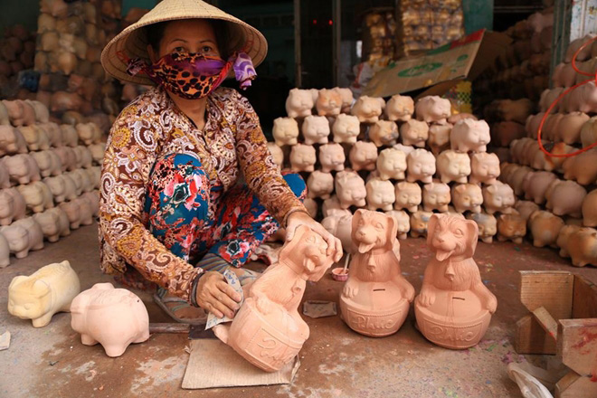 Làng gốm tất bật sản xuất...chó vàng tài lộc đón Tết - 10