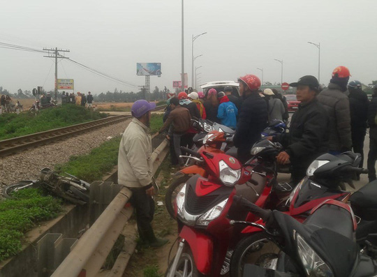 Tàu hỏa tông xe máy bay xa 20m, 2 thanh niên thương vong - 1